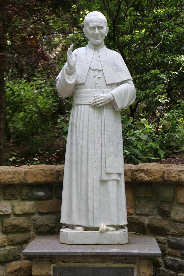 Bronze statue of Pope John XXIII, above the door of the Seminario Vescovile  Giovanni XXIII Roman Catholic religious seminary, Citta Alta, Bergamo,  Italy Stock Photo - Alamy