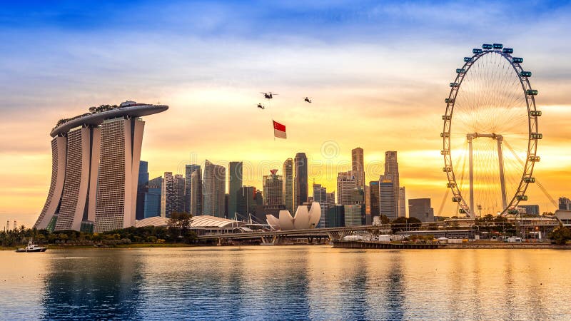 Nationale de Daghelikopter die van Singapore de vlag die van Singapore hangen over de stad vliegen royalty-vrije stock afbeeldingen Nationale de Daghelikopter die van Singapore de vlag die van Singapore hangen over de stad vliegen royalty-vrije stock afbeeldingen