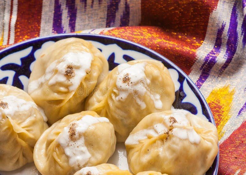 Nationales manti Lebensmittel des Usbeks auf traditionellen Gewebe adras stockfotos Nationales manti Lebensmittel des Usbeks auf traditionellen Gewebe adras stockfotos