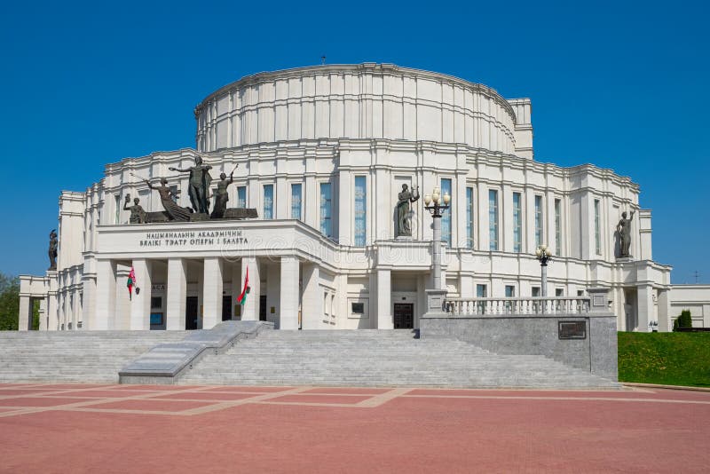 Nationales Opern-und Ballett-Theater im Frühjahr, Minsk, Weißrussland stockfotos Nationales Opern-und Ballett-Theater im Frühjahr, Minsk, Weißrussland stockfotos