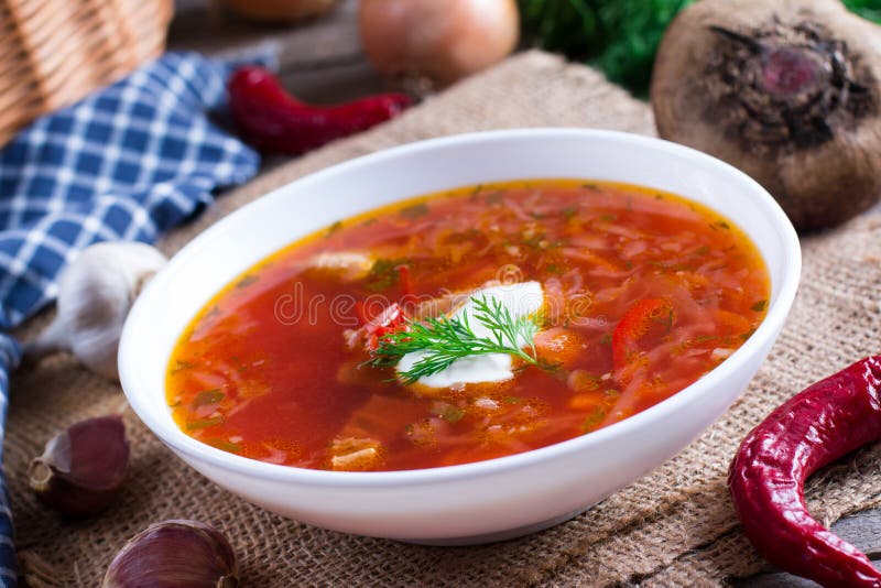 Nationell mat för ukrainare och för ryss - soppa för röd beta, borscht arkivfoto Nationell mat för ukrainare och för ryss - soppa för röd beta, borscht arkivfoto