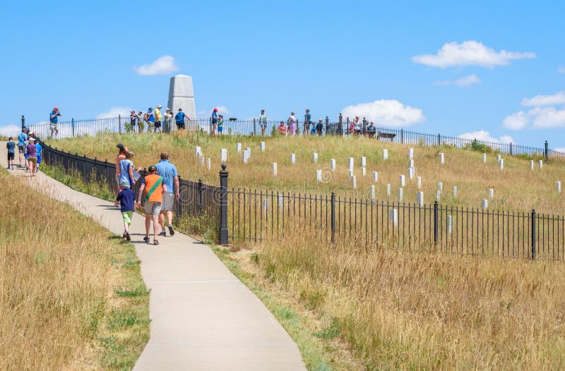 Nationell monument för Little Bighornslagfält, MONTANA, USA - JULI 18, 2017: Turister som besöker nolla för monument för Little B royaltyfria foton Nationell monument för Little Bighornslagfält, MONTANA, USA - JULI 18, 2017: Turister som besöker nolla för monument för Little B royaltyfria foton