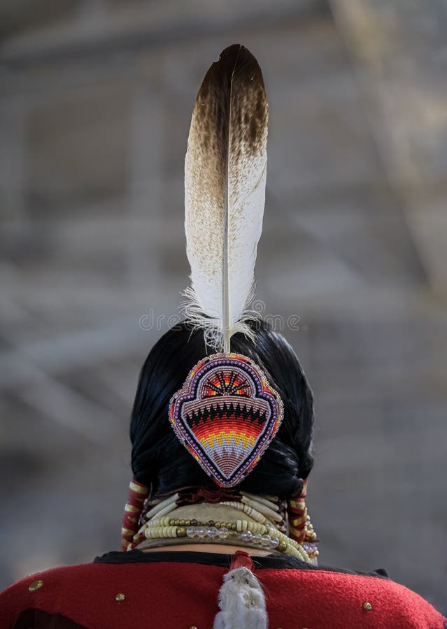 Nativa americana indiana con un vestito tradizionale con una piuma d'aquila tra i capelli a una farina a San Francisco, Stati Uni fotografia stock Nativa americana indiana con un vestito tradizionale con una piuma d'aquila tra i capelli a una farina a San Francisco, Stati Uni fotografia stock