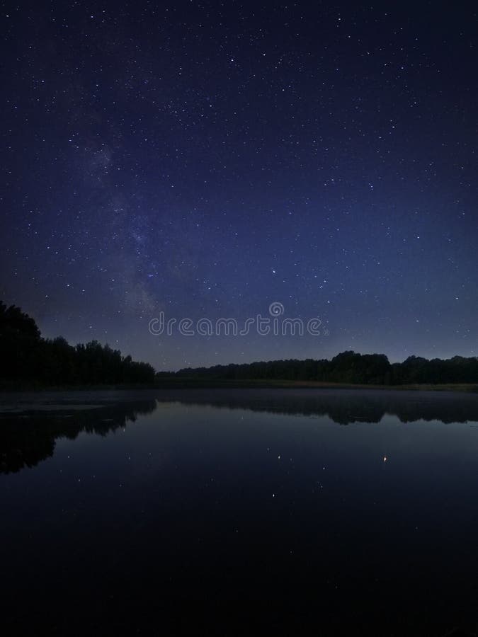 Natt sjö under stjärnor för mjölkaktig väg arkivfoto Natt sjö under stjärnor för mjölkaktig väg arkivfoto