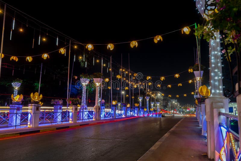 Nattbro i Siem Reap som dekoreras utmärkt för jul royaltyfri foto Nattbro i Siem Reap som dekoreras utmärkt för jul royaltyfri foto