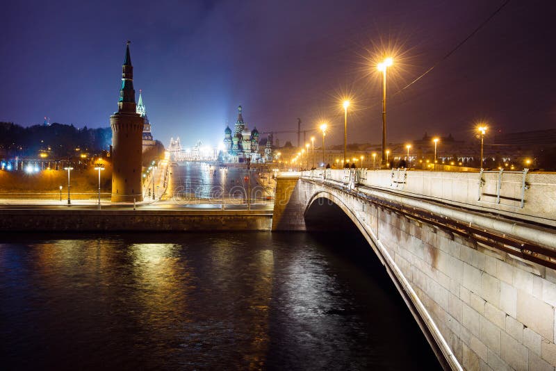 Nattcityscapesikten nedstigningen av för MoskvaKreml-, basilika` s och den röda fyrkanten, invallningen, gataljus på aftonen över arkivbilder Nattcityscapesikten nedstigningen av för MoskvaKreml-, basilika` s och den röda fyrkanten, invallningen, gataljus på aftonen över arkivbilder