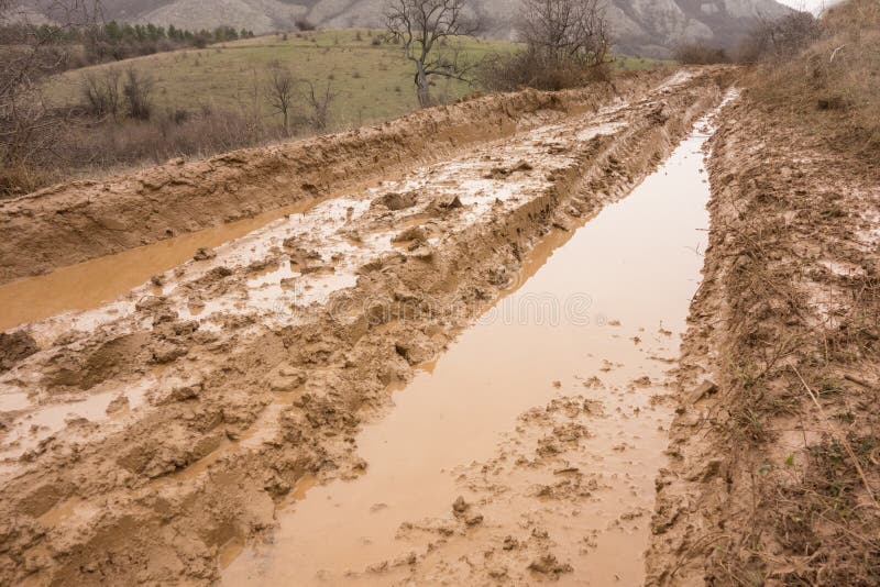 Natte modderige landweg Reis in het platteland royalty-vrije stock foto