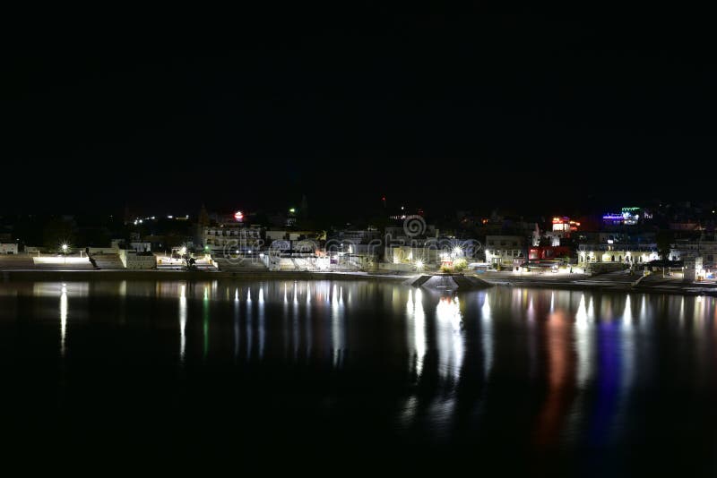 Natten sköt av Pushkar sjön eller Pushkar Sarovar på Pushkar - Rajasthan - Indien arkivbild Natten sköt av Pushkar sjön eller Pushkar Sarovar på Pushkar - Rajasthan - Indien arkivbild