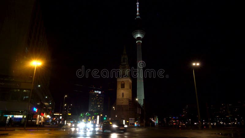 Nattetid längs karl liebknecht-strasse mot berliner fernsehturm-tv-tornberlin