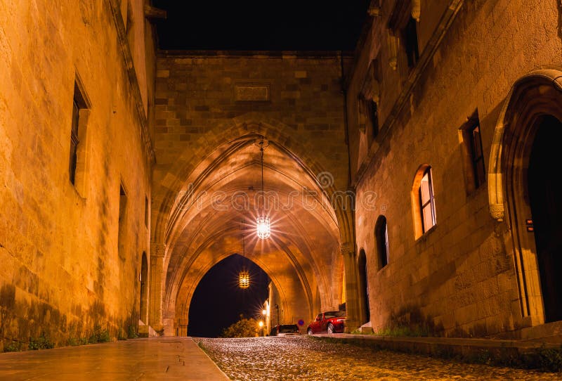 Nattfoto av den forntida gatan av riddarna i den Rhodes staden p? den Rhodes ?n, Dodecanese, Grekland Stenv?ggar och ljus natt arkivbilder Nattfoto av den forntida gatan av riddarna i den Rhodes staden p? den Rhodes ?n, Dodecanese, Grekland Stenv?ggar och ljus natt arkivbilder
