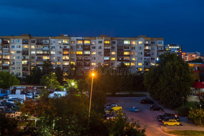 Nattfoto av typisk bostads- byggnad från den kommunistiska perioden i stad av Plovdiv, Bulg royaltyfri fotografi Nattfoto av typisk bostads- byggnad från den kommunistiska perioden i stad av Plovdiv, Bulg royaltyfri fotografi