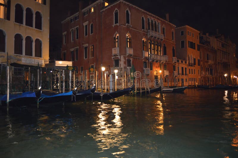Nattfotografi av en full brygga av gondoler på Grand Canal av Venedig från Adriatiskt havet Lopp ferier, arkitektur fotografering för bildbyråer Nattfotografi av en full brygga av gondoler på Grand Canal av Venedig från Adriatiskt havet Lopp ferier, arkitektur fotografering för bildbyråer