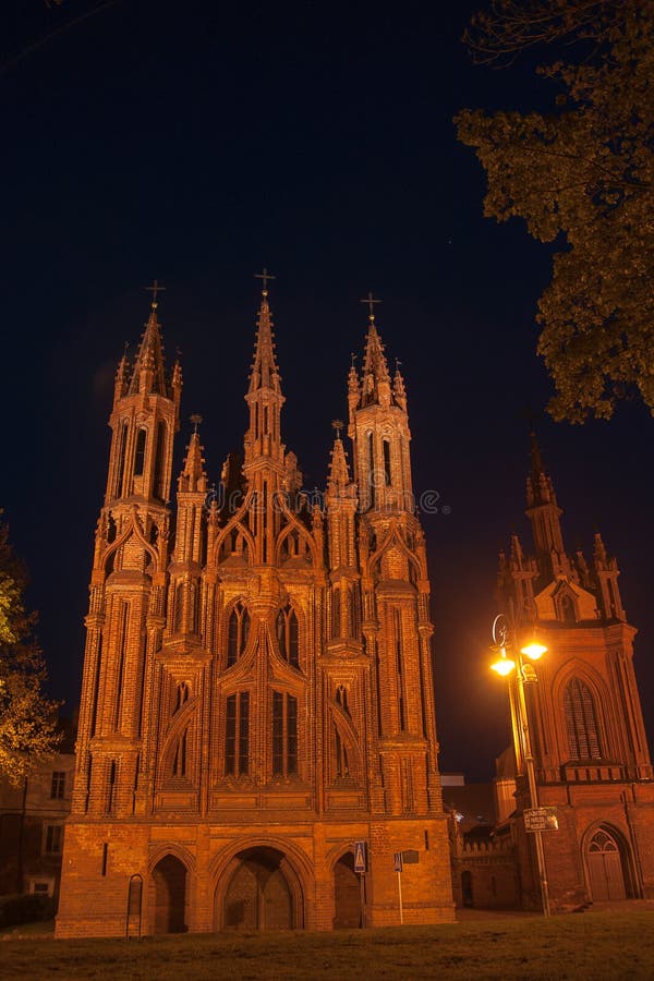 Nattkyrka i Vilnius arkivfoto Nattkyrka i Vilnius arkivfoto