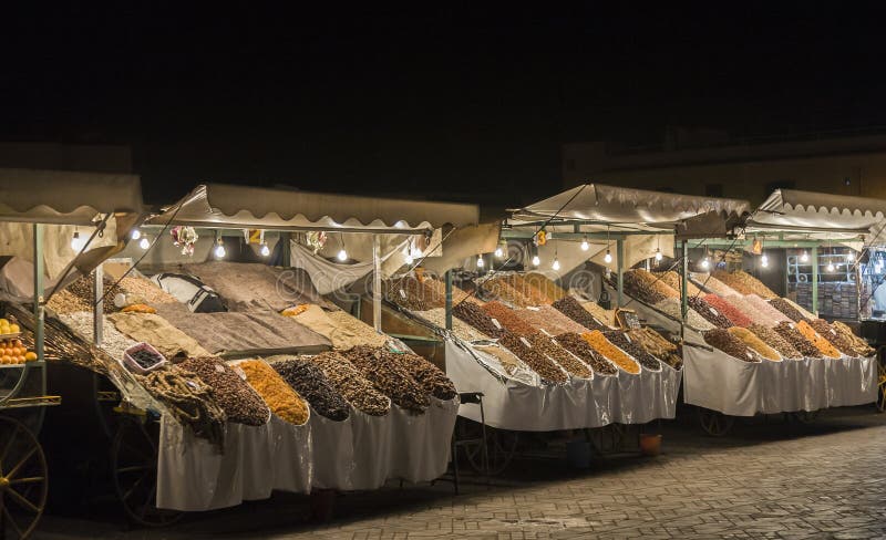 Nattmarknad i Jemaa el-Fnaa, Medina av Marrakech, Marocko royaltyfri foto Nattmarknad i Jemaa el-Fnaa, Medina av Marrakech, Marocko royaltyfri foto