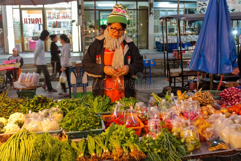 Nattmatmarknad i Thailand, traditionell asiatisk marknad