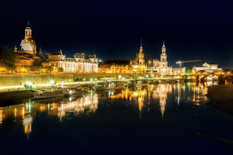 Nattplats av Dresden fotografering för bildbyråer Nattplats av Dresden fotografering för bildbyråer