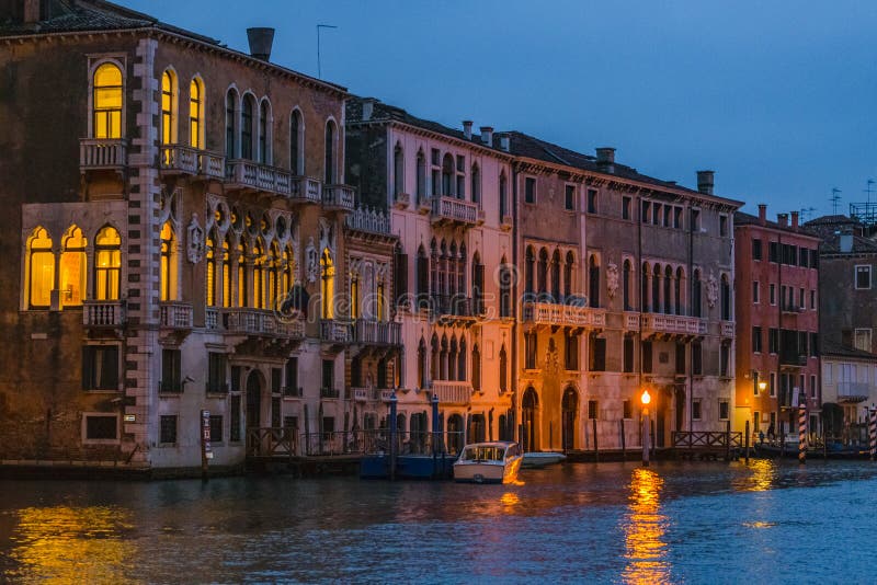 Nattplats för storslagen kanal, Venedig, Italien fotografering för bildbyråer Nattplats för storslagen kanal, Venedig, Italien fotografering för bildbyråer