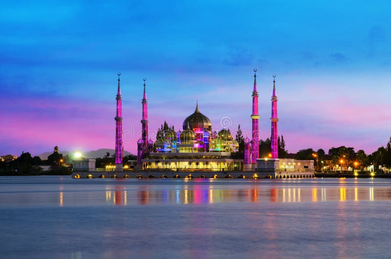 Nattsikt av den crystal moskén i Kuala Terengganu, Malaysia royaltyfri fotografi Nattsikt av den crystal moskén i Kuala Terengganu, Malaysia royaltyfri fotografi