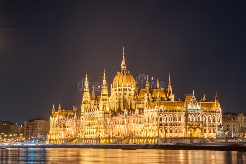 Nattsikt av den ungerska parlamentbyggnaden på banken av Donauen i Budapest, Ungern arkivfoto Nattsikt av den ungerska parlamentbyggnaden på banken av Donauen i Budapest, Ungern arkivfoto