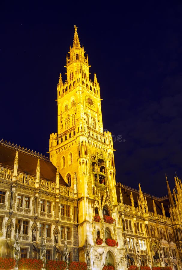 Nattsikt av det nya stadshuset på Marienplatz i Munich, Bayern royaltyfri fotografi Nattsikt av det nya stadshuset på Marienplatz i Munich, Bayern royaltyfri fotografi