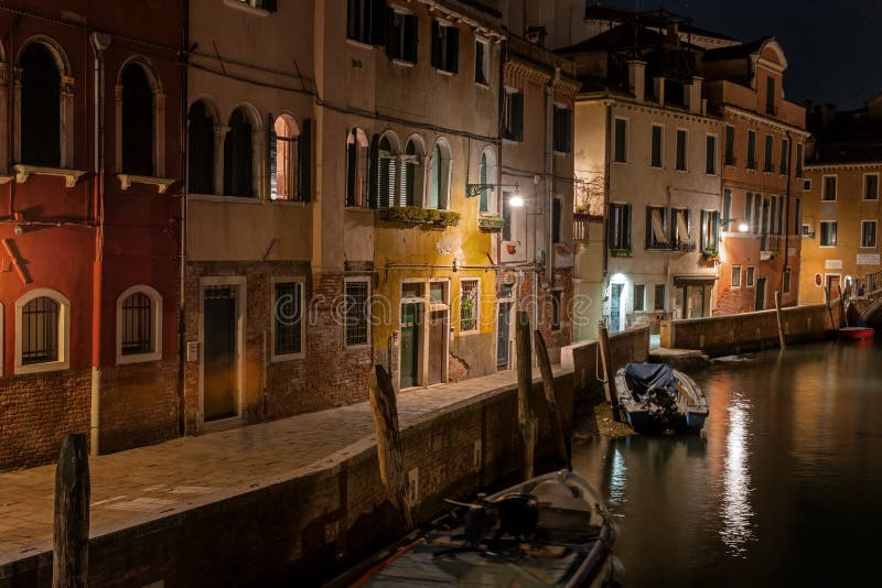 Nattsikt av kanalen i Venedig, Italien Arkitektur och gränsmärken av Venedig Uteliv av Venedig Venedig vykort med arkivbilder Nattsikt av kanalen i Venedig, Italien Arkitektur och gränsmärken av Venedig Uteliv av Venedig Venedig vykort med arkivbilder
