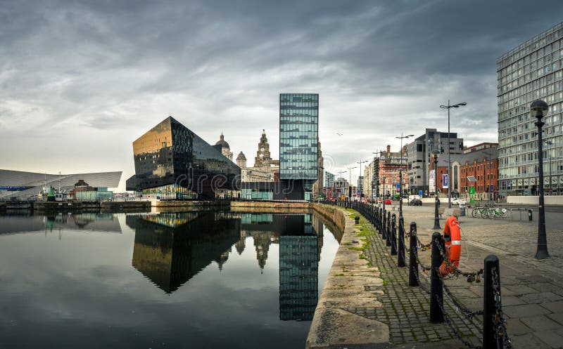 Nattsikt av Liverpool, horisont in mot Albert Dock royaltyfri foto