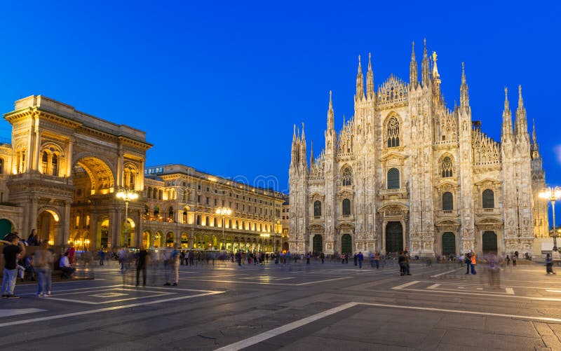 Nattsikt av Milan Cathedral (Duomodien Milano), det Vittorio Emanuele II gallerit och piazza del Duomo i Milan arkivbilder