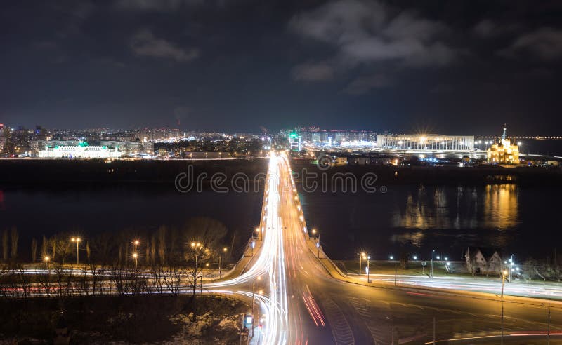 Nattsikt av Nizhny Novgorod med den Kanavinsky bron och Alexander Nevsky Cathedral royaltyfria bilder Nattsikt av Nizhny Novgorod med den Kanavinsky bron och Alexander Nevsky Cathedral royaltyfria bilder