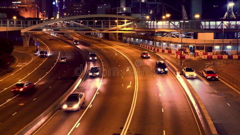 Nattsikt av rörande biltrafik på nattstadsgatan Hong Kong