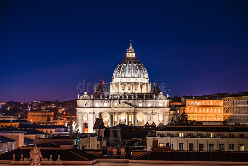 Nattsikt av St Peter ' s-basilika i Vaticanen, Rome, Italien royaltyfri bild Nattsikt av St Peter ' s-basilika i Vaticanen, Rome, Italien royaltyfri bild