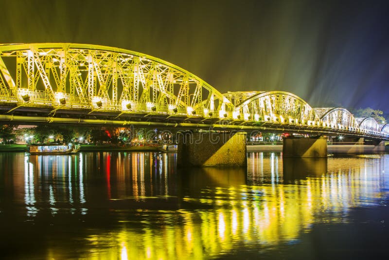 Nattsikt av Truong Tien Bridge i ton royaltyfri fotografi Nattsikt av Truong Tien Bridge i ton royaltyfri fotografi