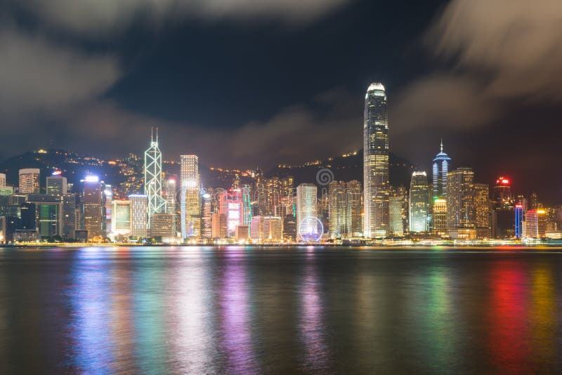 Nattsikt av Victoria Harbour i Hong Kong askfat royaltyfri bild Nattsikt av Victoria Harbour i Hong Kong askfat royaltyfri bild