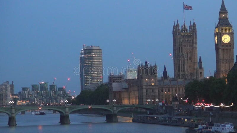 Nattsikt med den Westminster slotten och stora Ben Tower Lighted i London i city