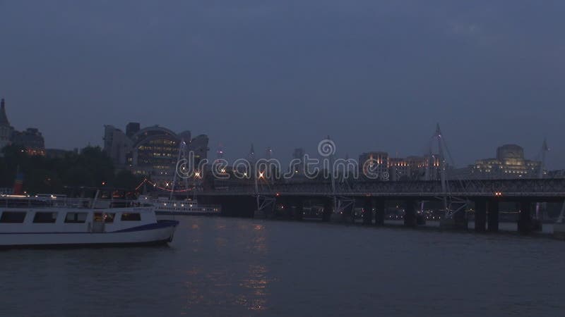 Nattsikt med en bro i den London staden över Thameset River