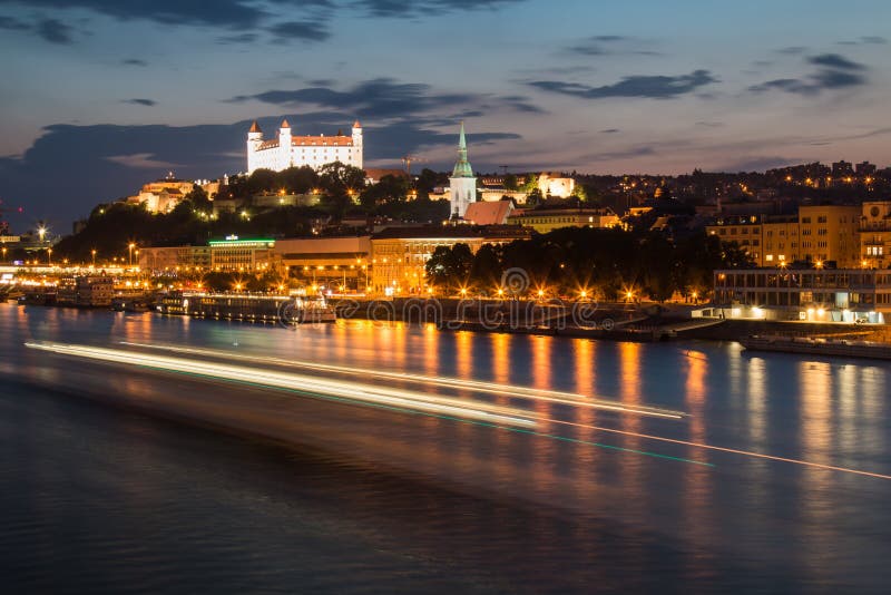 Nattsikt Pa Huvudstaden Av Slovakien Bratislava Arkivfoto Bild Av Cityscape Stad 72185690