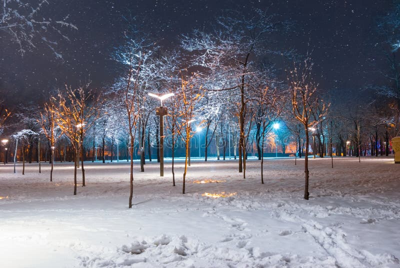 Nattstadskorgen med snötäckta laser fotografering för bildbyråer