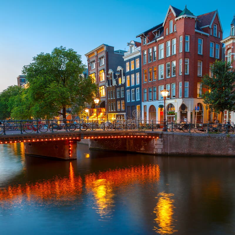 Nattstadssikt av den Amsterdam kanalen med holländskt hous arkivbild Nattstadssikt av den Amsterdam kanalen med holländskt hous arkivbild