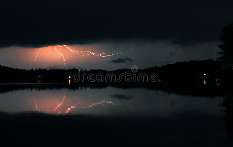 Download Nattstorm fotografering för bildbyråer. Bild av elektricitet - 26287