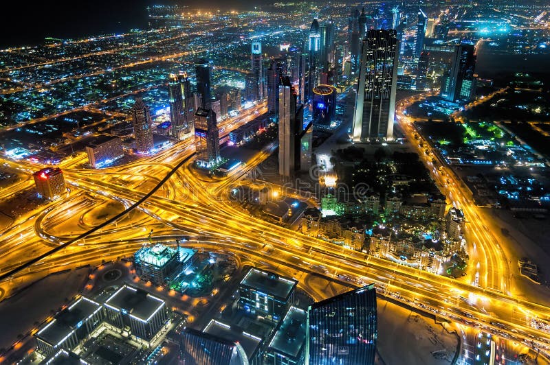Nattvision av Sheikh Zayed Road ' s-skyskrapor i Dubai, UAE arkivbild Nattvision av Sheikh Zayed Road ' s-skyskrapor i Dubai, UAE arkivbild