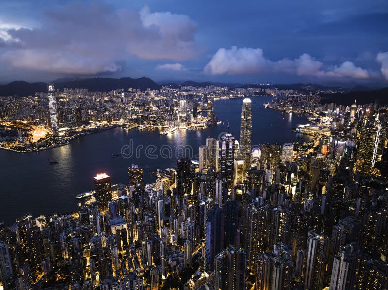Nattvy i cityscape på hong kong ödron, antenn, högvinkelvy. skyskrapor i finansdistriktet arkivbild