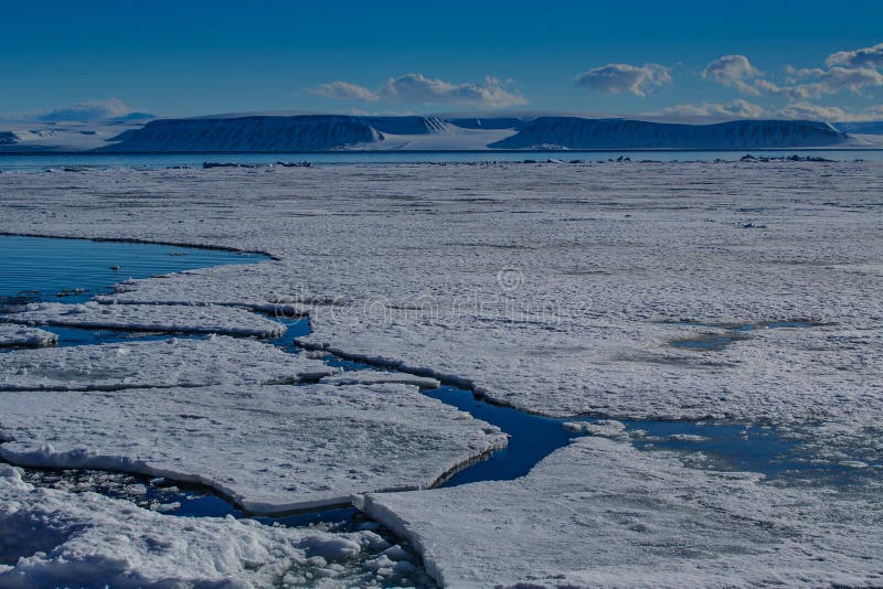 Natur f?r Norge landskapis av glaci?rbergen av himmel f?r solnedg?ng f?r dag f?r vinter Spitsbergen Longyearbyen Svalbard f?r ark royaltyfri fotografi Natur f?r Norge landskapis av glaci?rbergen av himmel f?r solnedg?ng f?r dag f?r vinter Spitsbergen Longyearbyen Svalbard f?r ark royaltyfri fotografi