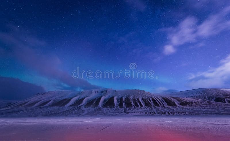 Natur för tapetNorge landskap av bergen av staden för Spitsbergen Longyearbyen Svalbard byggnadssnö på en polar daynightintellige fotografering för bildbyråer Natur för tapetNorge landskap av bergen av staden för Spitsbergen Longyearbyen Svalbard byggnadssnö på en polar daynightintellige fotografering för bildbyråer