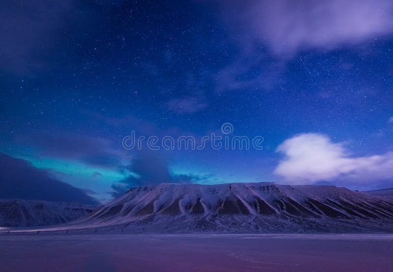 Natur för tapetNorge landskap av bergen av staden för Spitsbergen Longyearbyen Svalbard byggnadssnö på en polar daynightintellige fotografering för bildbyråer Natur för tapetNorge landskap av bergen av staden för Spitsbergen Longyearbyen Svalbard byggnadssnö på en polar daynightintellige fotografering för bildbyråer