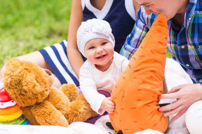 Natura allegra di fine settimana di picnic di sorriso del bambino immagini stock libere da diritti Natura allegra di fine settimana di picnic di sorriso del bambino immagini stock libere da diritti