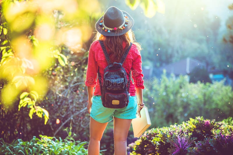 Natura asiatica di viaggio della donna Il viaggio si rilassa Lo studio ha letto un libro Istruzione della natura Al parco pubblic fotografia stock Natura asiatica di viaggio della donna Il viaggio si rilassa Lo studio ha letto un libro Istruzione della natura Al parco pubblic fotografia stock