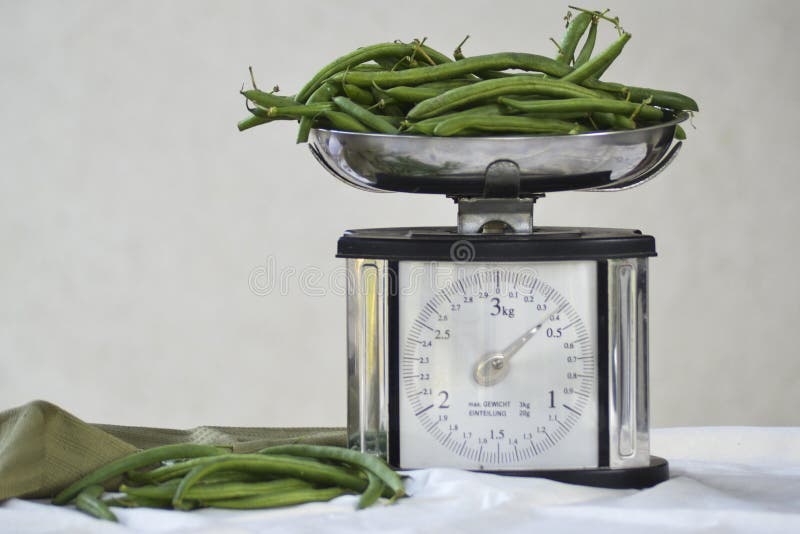 Natura morta con i fagiolini e la scala freschi dell'equilibrio fotografia stock Natura morta con i fagiolini e la scala freschi dell'equilibrio fotografia stock