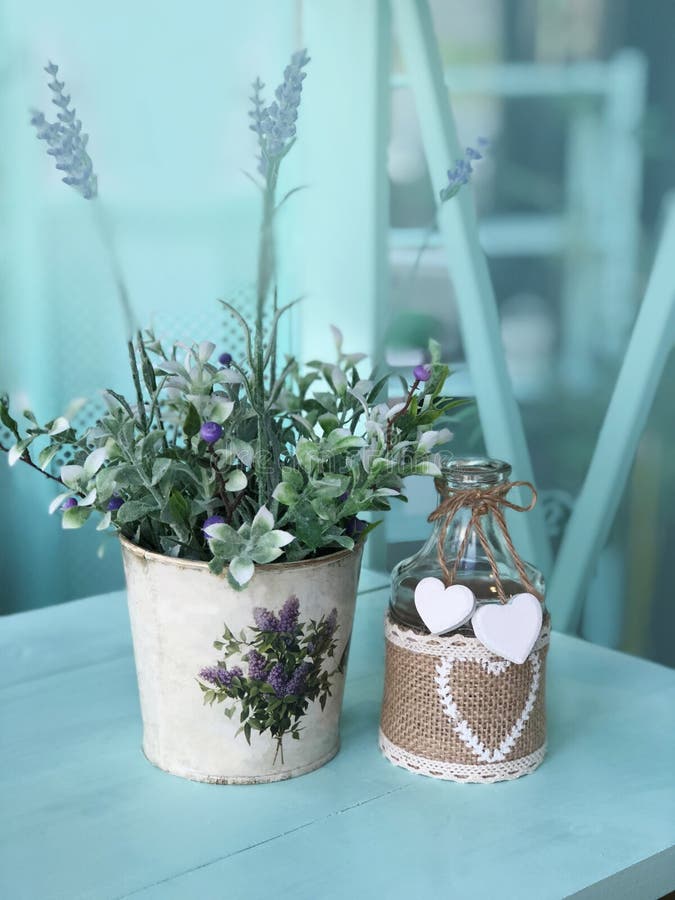 Natura morta con i fiori nello stile della Provenza fotografia stock libera da diritti Natura morta con i fiori nello stile della Provenza fotografia stock libera da diritti