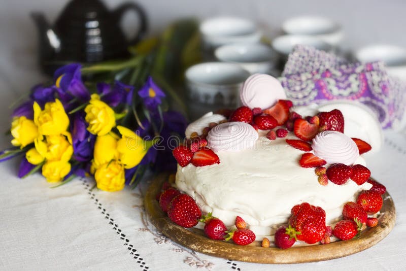 Natura morta con il dolce con crema, la fragola e la caramella gommosa e molle montate fotografie stock libere da diritti Natura morta con il dolce con crema, la fragola e la caramella gommosa e molle montate fotografie stock libere da diritti