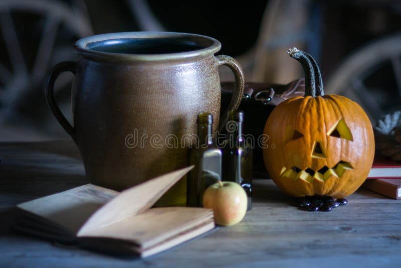 Natura morta con il fronte della zucca su Halloween ad ottobre fotografia stock Natura morta con il fronte della zucca su Halloween ad ottobre fotografia stock