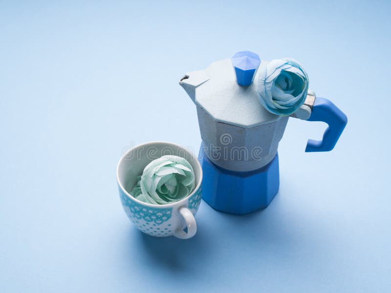Natura morta con la macchinetta del caffè ed il fiore blu immagine stock Natura morta con la macchinetta del caffè ed il fiore blu immagine stock